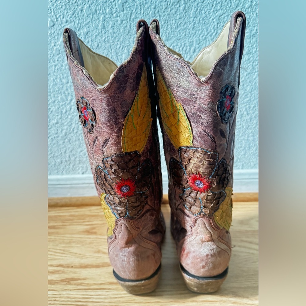 Corral Vintage Distressed Women's Daisy Overlay Cowgirl Boot Snip Toe Size 6 1/2 - Picture 9 of 16